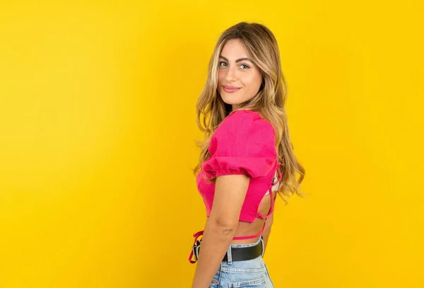 Sarı Arka Planda Pembe Bir Bluz Giyen Güzel Sarışın Kadın — Stok fotoğraf