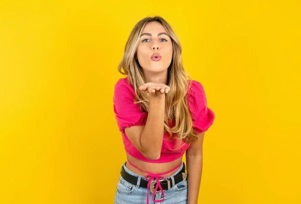 Mujer Rubia Joven Que Usa Top Rosa Sobre Fondo Amarillo —  Fotos de Stock