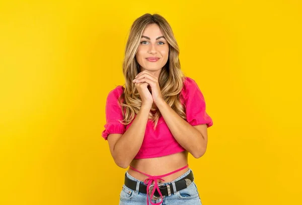 Positieve Blonde Jonge Vrouw Draagt Roze Gewas Top Gele Achtergrond — Stockfoto