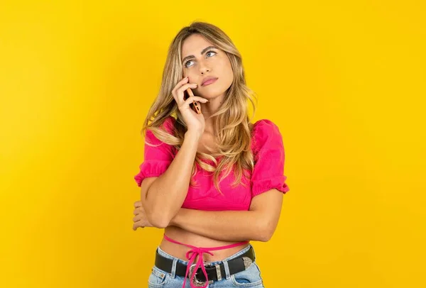 Mujer Joven Rubia Triste Vistiendo Top Rosa Sobre Fondo Amarillo —  Fotos de Stock