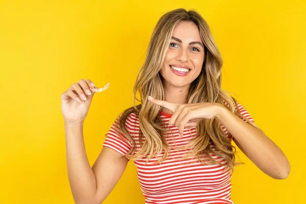Hermosa Mujer Joven Rubia Con Camiseta Rayas Sobre Fondo Amarillo —  Fotos de Stock