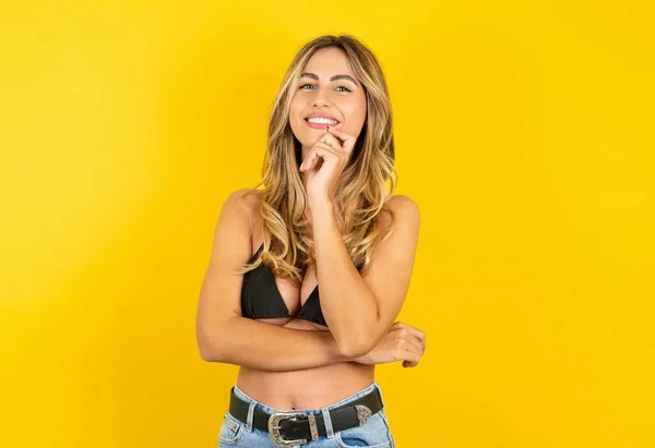 Sonriente Mujer Rubia Joven Con Bikini Sobre Fondo Amarillo Mirando —  Fotos de Stock