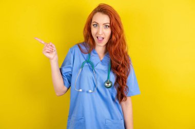 Genç kızıl saçlı doktor kadın fotokopi boşluğunu işaret ediyor. İnsanlar tanıtım ve reklam kavramları