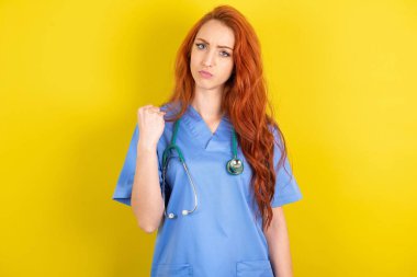 Genç, kızıl saçlı doktor kadın yumruğunu gösterdi. Yüzünde intikam almak isteyen ya da tehdit eden bir ifade vardı. Ciddi bir bakış attı. Sana patronun kim olduğunu göstereceğim.