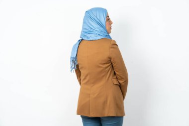 Başörtüsü takan müslüman bir kadının arka tarafı. Stüdyo Çekimi.
