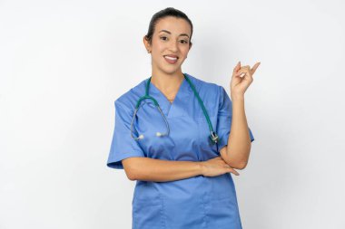 Çekici Arap doktor kadının mavi üniforma giyip boş parmaklı, ucuz diş hekimliği fotoğrafı.