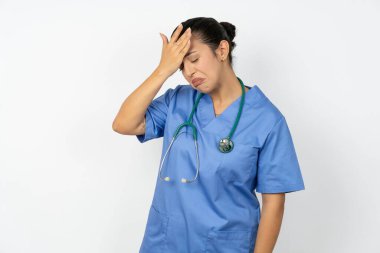 Mavi üniforma giymiş, ağlayan üzgün ve yalnız bir Arap doktor kadın.