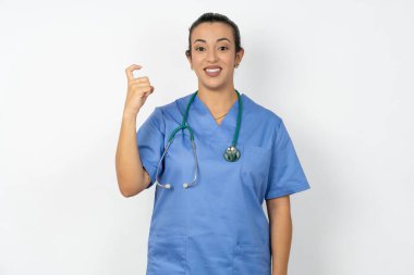 Arap doktor kadın mavi üniforma giyiyor. Altı numara Liu 'ya parmak işareti olarak Çince işaret ediyor.