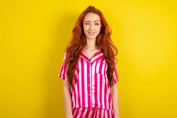 Sarı Stüdyo Arka Planında Pembe Pijama Giyen Seksi Kızıl Saçlı — Stok fotoğraf