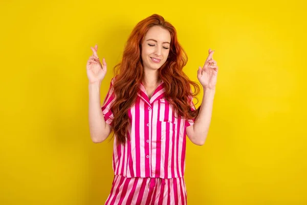 Die Rothaarige Frau Rosafarbenen Pyjama Über Gelbem Studiohintergrund Hat Große — Stockfoto