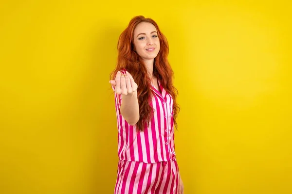Jonge Roodharige Vrouw Draagt Roze Pyjama Gele Studio Achtergrond Uitnodigen — Stockfoto