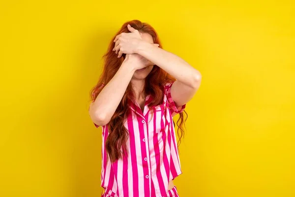 Jonge Roodharige Vrouw Met Roze Pyjama Gele Studioachtergrond Die Ogen — Stockfoto