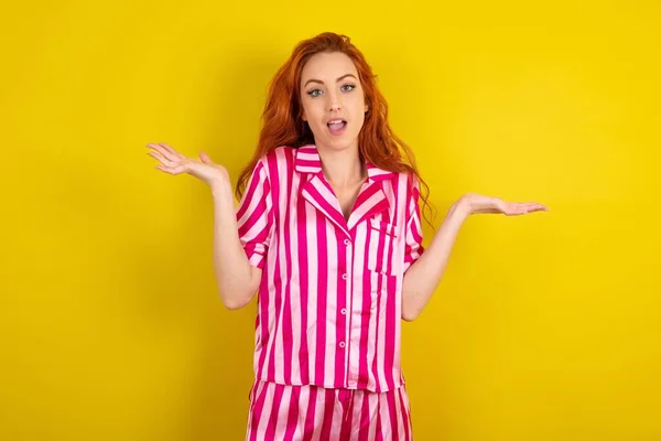 Mujer Pelirroja Vistiendo Pijama Rosa Sobre Fondo Estudio Amarillo Celebrando — Foto de Stock