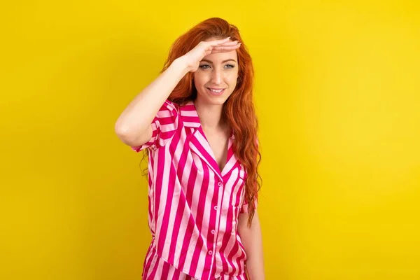 Roodharige Vrouw Draagt Roze Pyjama Gele Studio Achtergrond Erg Blij — Stockfoto