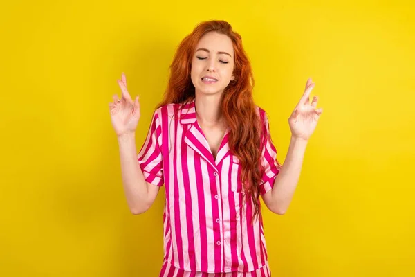 Rothaarige Frau Rosafarbenen Pyjama Über Gelbem Studiohintergrund Gestikuliert Mit Erhobenem — Stockfoto