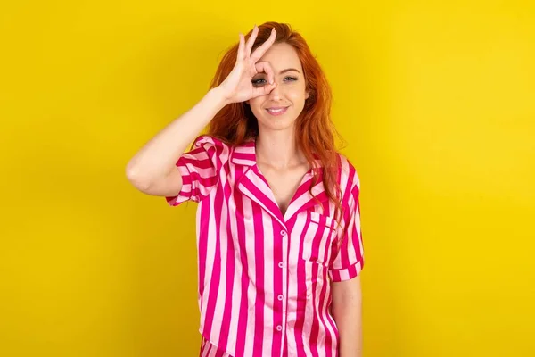 Mujer Pelirroja Vistiendo Pijama Rosa Sobre Fondo Amarillo Estudio Haciendo — Foto de Stock