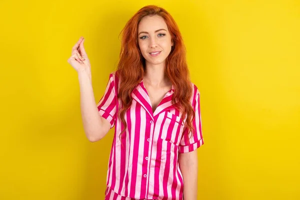 Rood Harige Vrouw Draagt Roze Pyjama Gele Studio Achtergrond Wijzen — Stockfoto