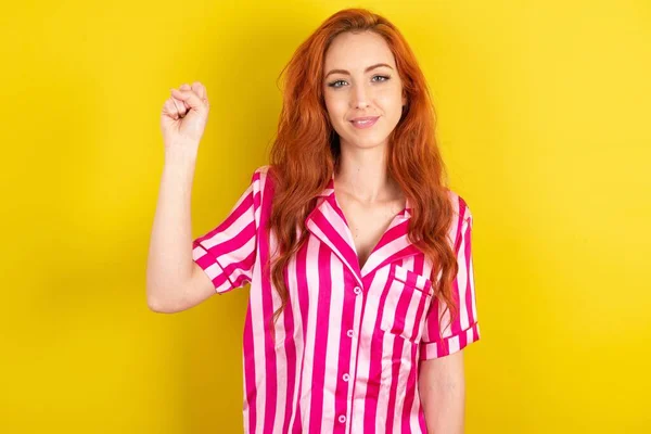 Red Haired Woman Wearing Pink Pyjama Yellow Studio Background Pointing — Stock Photo, Image