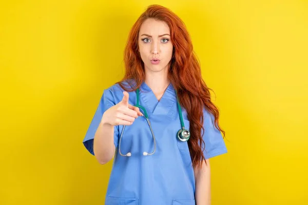 Shocked Young Red Haired Doctor Woman Points You Stunned Expression — Stock Photo, Image