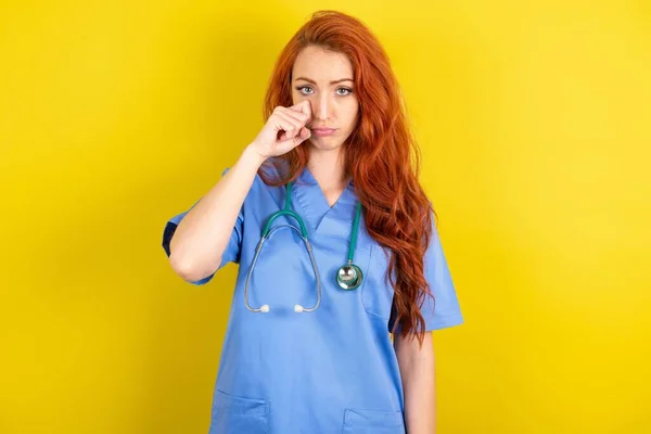 Csalódott Lehangolt Fiatal Vörös Hajú Doktornő Könnyeket Töröl Borús Arckifejezéssel — Stock Fotó