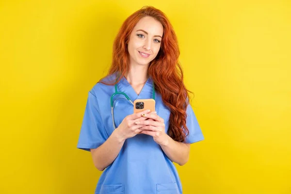 Ung Rödhårig Läkare Kvinna Använda Mobiltelefon Skriva Sms Meddelande — Stockfoto
