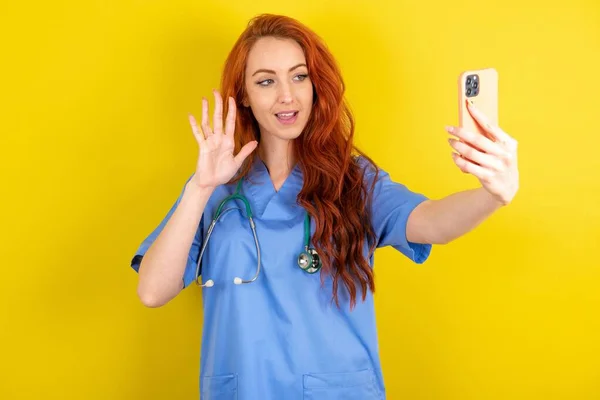 Ung Rödhårig Läkare Kvinna Håller Modern Mobiltelefon Och Gör Video — Stockfoto