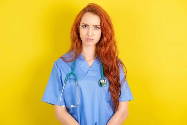 Tineri Părul Roșu Medic Femeie Arătând Jos Degetele Care Arată — Fotografie, imagine de stoc