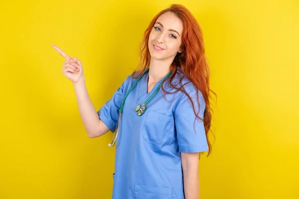 Foto Perfil Joven Doctora Pelirroja Mujer Indicar Dedo Vacío Espacio —  Fotos de Stock