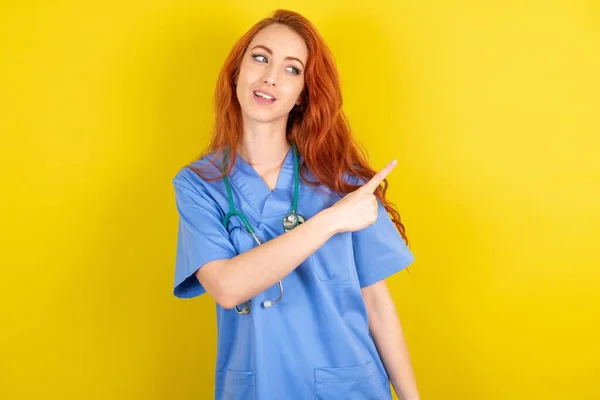 Young Red Haired Doctor Woman Glad Cheery Demonstrating Copy Space — Stock Photo, Image