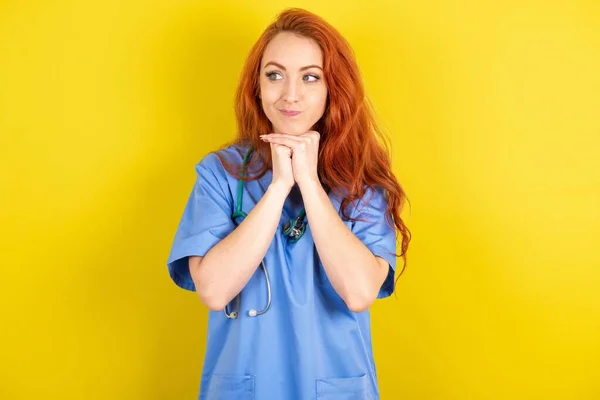 Nyfiken Ung Rödhårig Läkare Kvinna Håller Händerna Hakan Biter Läppar — Stockfoto