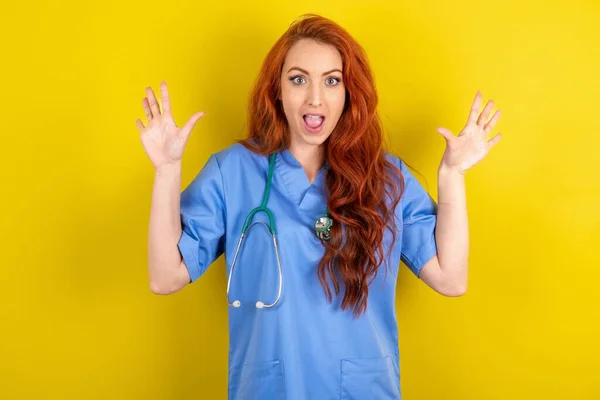Glad Positiv Ung Rödhårig Läkare Kvinna Öppnar Munnen Och Armarna — Stockfoto