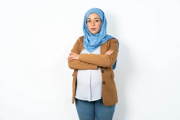 Vážný Zamyšlený Muslim Těhotná Žena Sobě Hidžáb Cítit Jako Cool — Stock fotografie