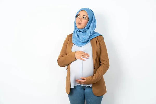 思慮深い空間に横たわるヒジャーブを身に着けているイスラム教徒の妊婦 — ストック写真