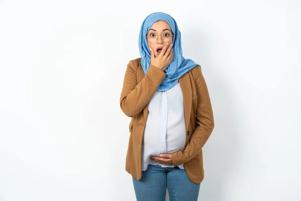 Emocionální Muslim Těhotná Žena Sobě Hidžáb Vydechne Úžasem Zakryje Otevřená — Stock fotografie