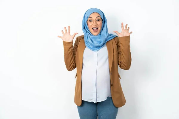 Optimistická Muslimka Těhotná Žena Nosí Hidžáb Zvedá Dlaně Radosti Šťastný — Stock fotografie