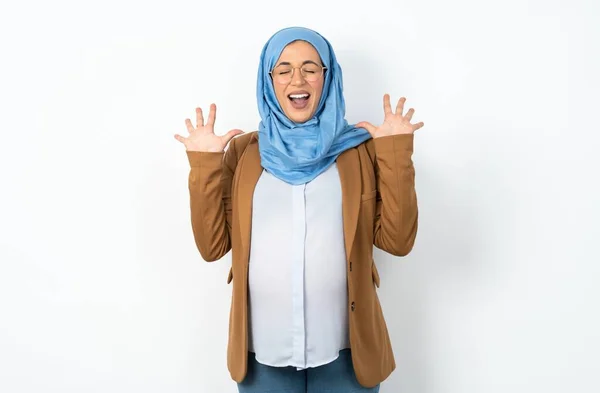 Emotiva Mujer Musulmana Embarazada Usando Hijab Ríe Voz Alta Oye — Foto de Stock