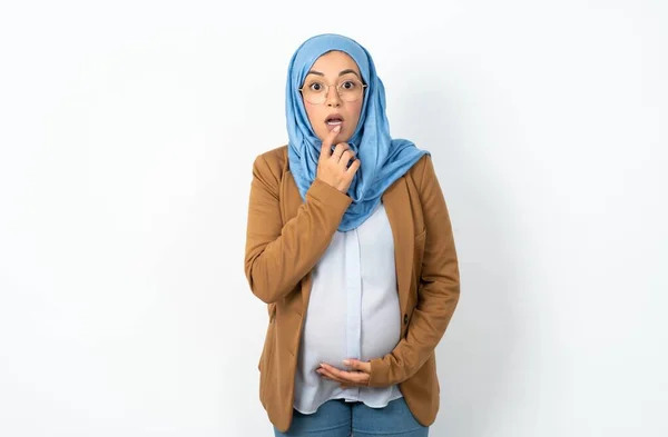 Nervózní Zmatený Muslim Těhotná Žena Nosí Hidžáb Otevře Ústa Překvapení — Stock fotografie