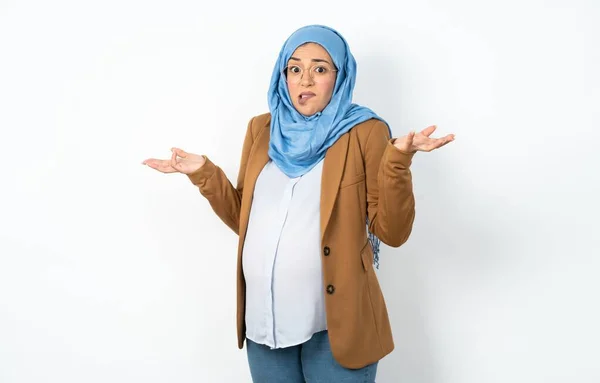 Bezradná Muslimka Těhotná Žena Nosí Hidžáb Pokrčí Rameny Váháním Čelí — Stock fotografie
