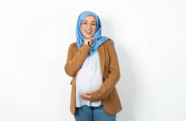 Optimistické Muslim Těhotná Žena Nosí Hidžáb Drží Ruce Částečně Zkřížené — Stock fotografie