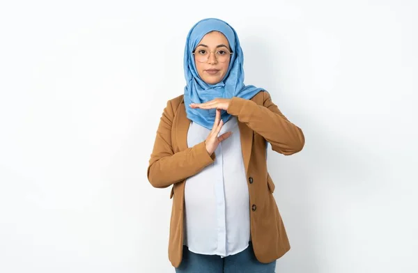 タイムアウトジェスチャーを示す動揺しているヒジャブを着ているイスラム教徒の妊婦 必要性停止 ハードワークの後に休息のための時間を求める — ストック写真