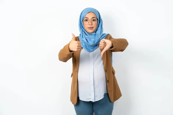 Mulher Grávida Muçulmana Vestindo Hijab Mostrando Polegares Para Cima Polegares — Fotografia de Stock