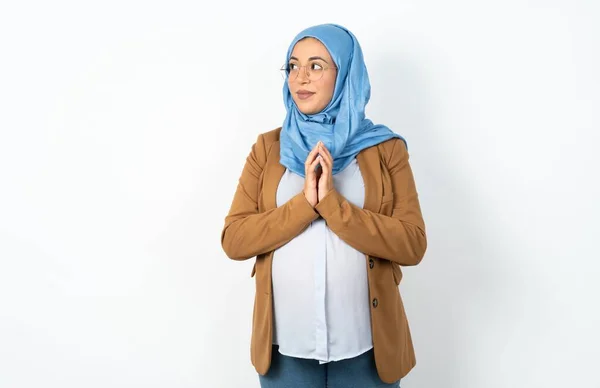 Okouzlující Veselá Muslimka Těhotná Žena Sobě Hidžáb Vymýšlet Plán Mysli — Stock fotografie