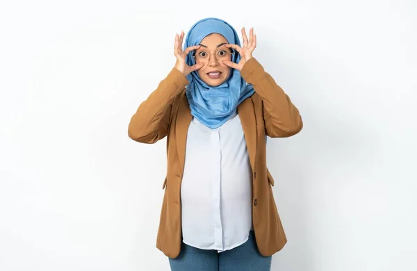 Muslim Έγκυος Γυναίκα Φορώντας Χιτζάμπ Κρατώντας Μάτια Ανοιχτά Για Βρείτε — Φωτογραφία Αρχείου