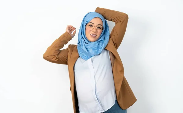 Mulher Grávida Muçulmana Usando Braços Hijab Alongamento Posição Relaxada — Fotografia de Stock