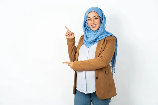 Mulher Grávida Muçulmana Usando Hijab Indicando Espaço Vazio Dedo Mostrando — Fotografia de Stock
