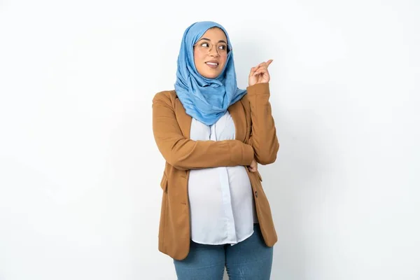 Foto Mulher Grávida Muçulmana Atraente Usando Hijab Dedo Direto Espaço — Fotografia de Stock