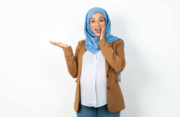 Louco Grávida Muçulmano Mulher Grávida Vestindo Hijab Aconselhando Preços Desconto — Fotografia de Stock