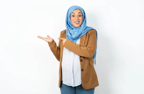 Mulher Grávida Muçulmana Usando Hijab Apontando Segurando Mão Mostrando Anúncios — Fotografia de Stock