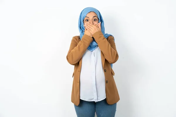 Muslim Pregnant Woman Wearing Hijab Shocked Covering Mouth Hands Mistake — Stock Photo, Image