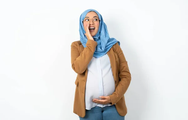 Muslim Těhotná Žena Nosí Hidžáb Slyšet Neuvěřitelné Soukromé Zprávy Dojem — Stock fotografie